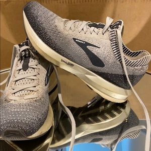 Brooks levitate tennis shoes